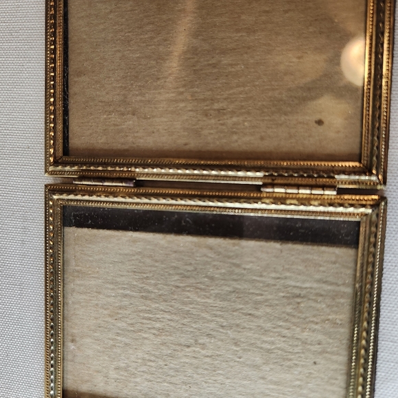 Vintage Tri-Fold Triple Hinged Frame Photo Picture Holder Brass Hinged 3x4 MCM - Picture 4 of 6